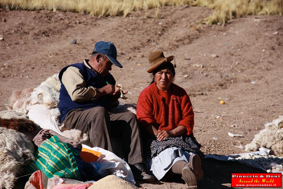 PERU - Mercato andino - 01 - Venditori di lana.jpg